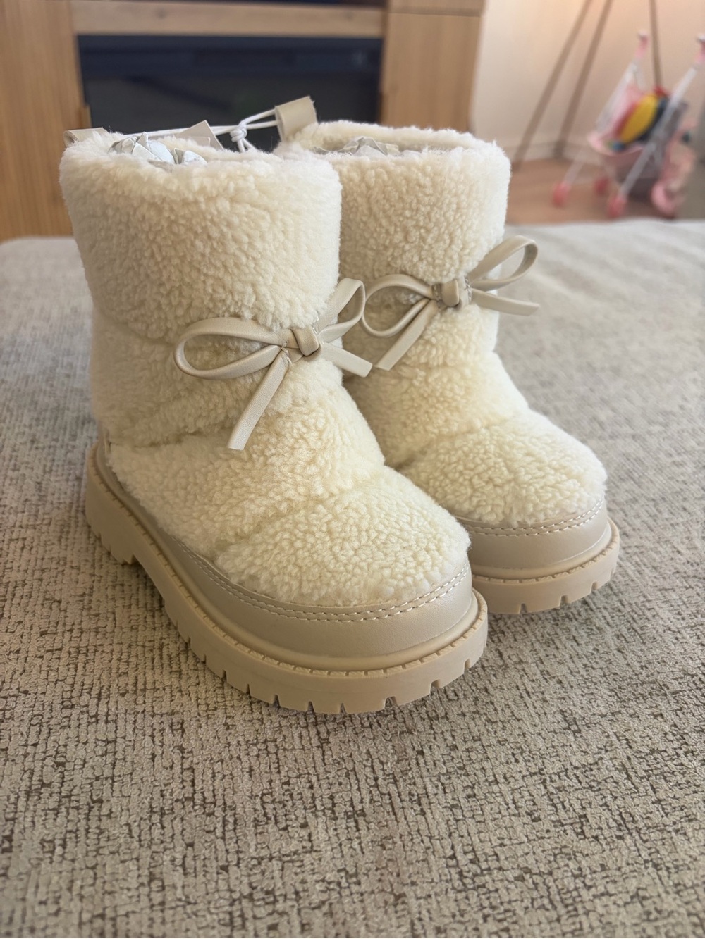 Old Navy Cream Sherpa Lace-Front Kids Boots